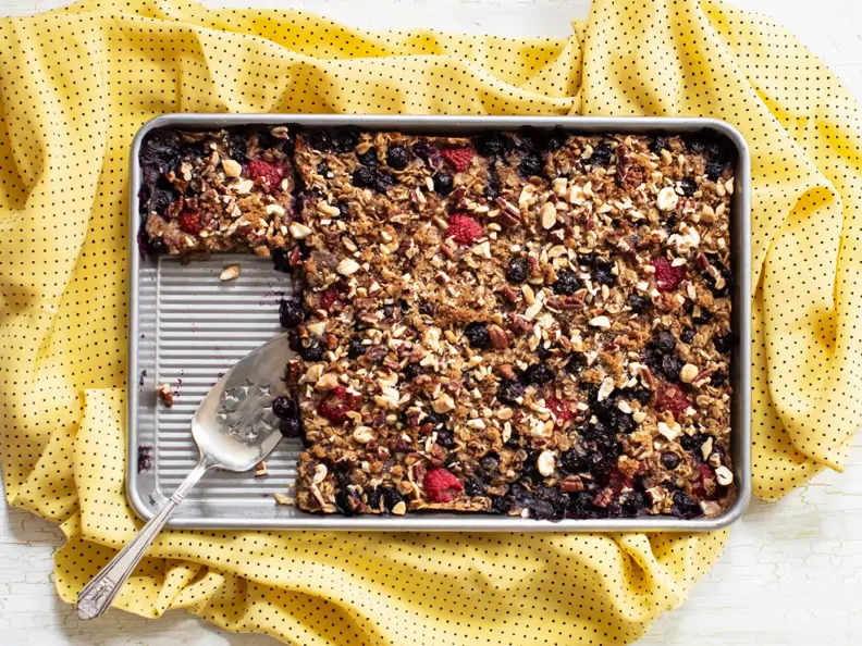 Haferkuchen vom Blech mit Pekannüssen und Beeren