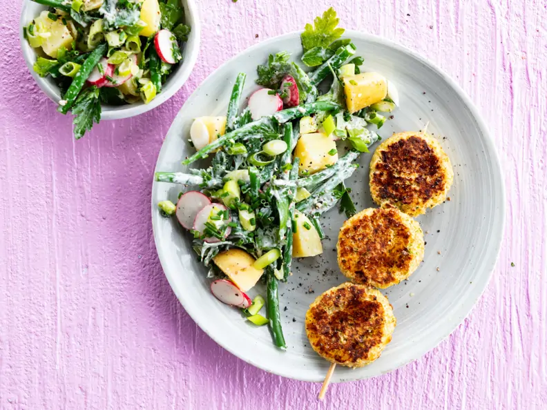 Veggie-Frikadellen-Spieß mit Kartoffel-Bohnen-Salat