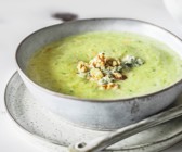 Fenchelsuppe mit Walnüssen und Blauschimmelkäse