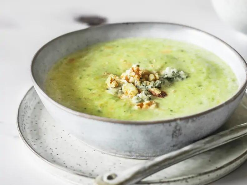 Fenchelsuppe mit Walnüssen und Blauschimmelkäse