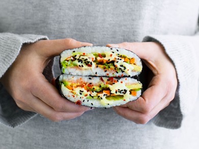 Onigirazu ist Sushi in Sandwich-Form. Foto: Marieke Dammann