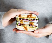 Onigirazu mit Sushi-Reis, mariniertem Rettich, Salatgurke und Tofu