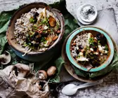 Buchweizen mit Roggenbrotsauce und Knoblauchpilzen