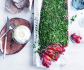 Rote-Bete-Graved-Lachs mit Roggen-Crisps