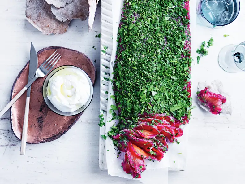 Rote-Bete-Graved-Lachs mit Roggen-Crisps