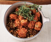 Hackbällchen in Tomaten-Knoblauch-Sauce auf Bohnen