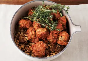 Hackbällchen in Tomaten-Knoblauch-Sauce auf Bohnen