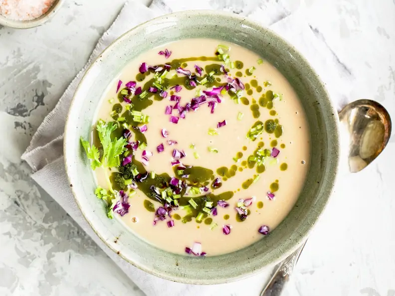 Vegane Kokossuppe mit Rotkohl und roten Linsen