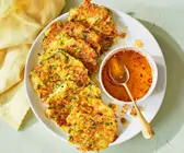 Zucchini-Halloumi-Puffer mit Sesam und Chili-Honig