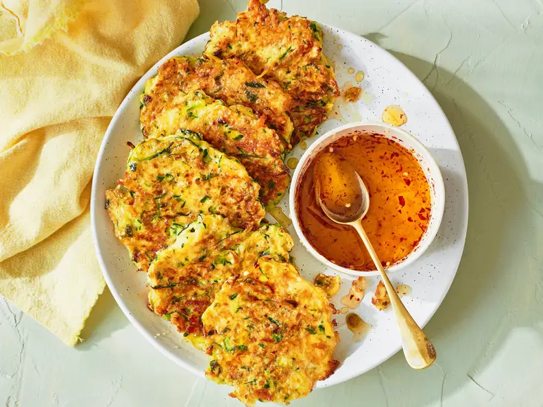 Zucchini-Halloumi-Puffer mit Sesam und Chili-Honig
