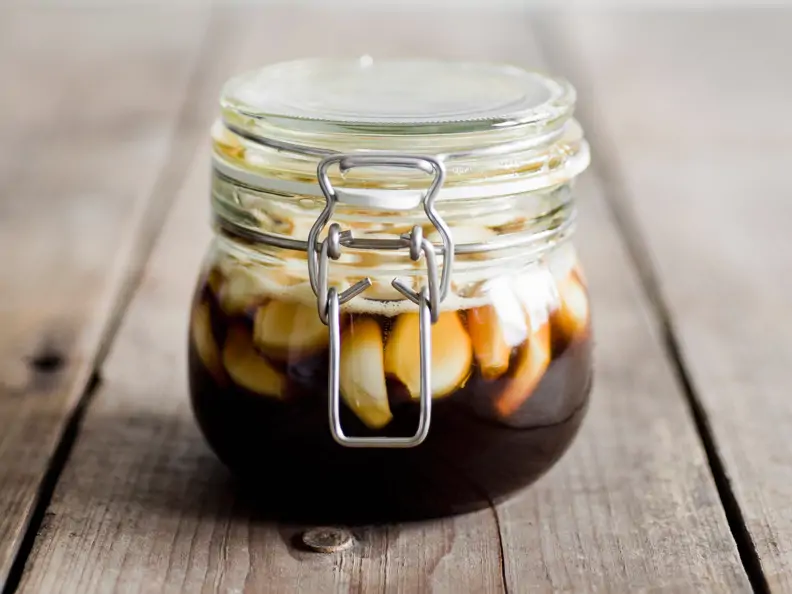 In Honig fermentierter Knoblauch