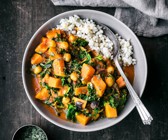 Süßkartoffel-Curry mit Kichererbsen und Grünkohl