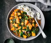 Süßkartoffel-Curry mit Kichererbsen und Grünkohl