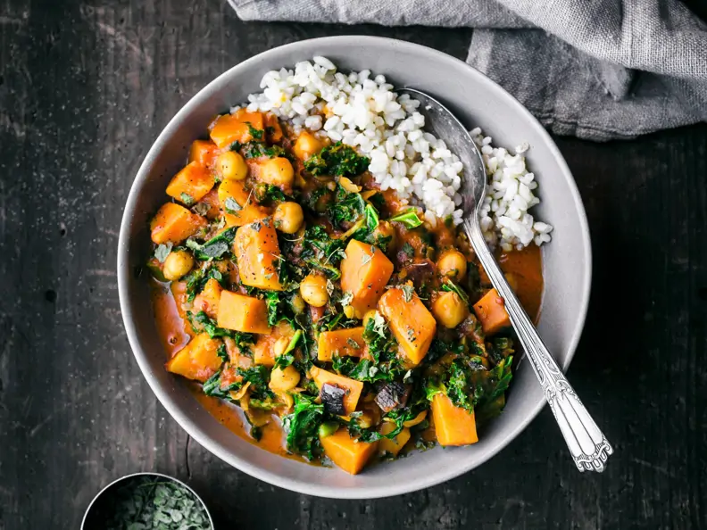 Süßkartoffel-Curry mit Kichererbsen und Grünkohl