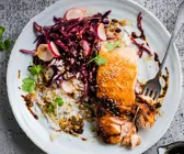 Lachs mit Blitz-Rotkohl-Kimchi und Naturreis