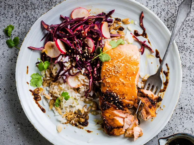 Lachs mit Blitz-Rotkohl-Kimchi und Naturreis