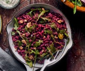 Rote-Bete-Spätzle mit Rucola und Walnüssen