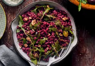 Rote-Bete-Spätzle mit Rucola und Walnüssen