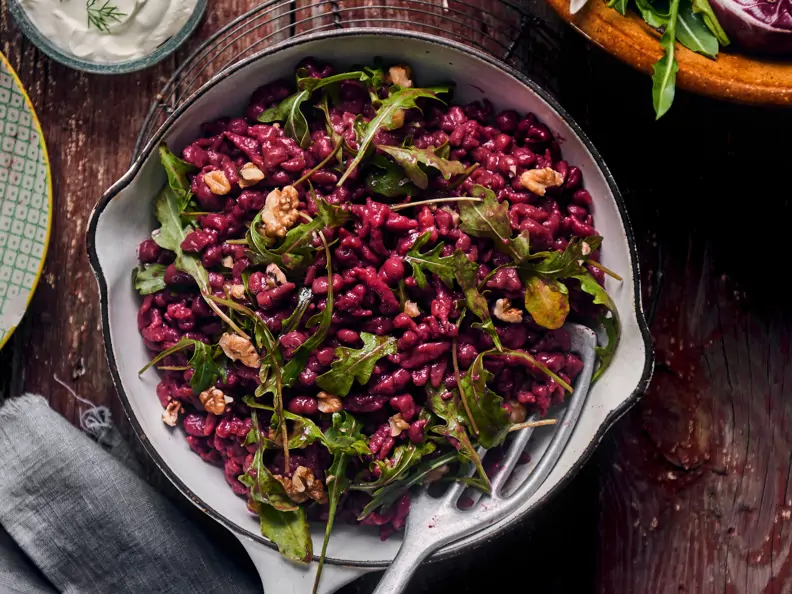 Rote-Bete-Spätzle mit Rucola und Walnüssen