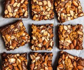 Dunkle Schokoladen-Brownies mit Nüssen