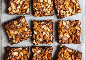 Dunkle Schokoladen-Brownies mit Nüssen
