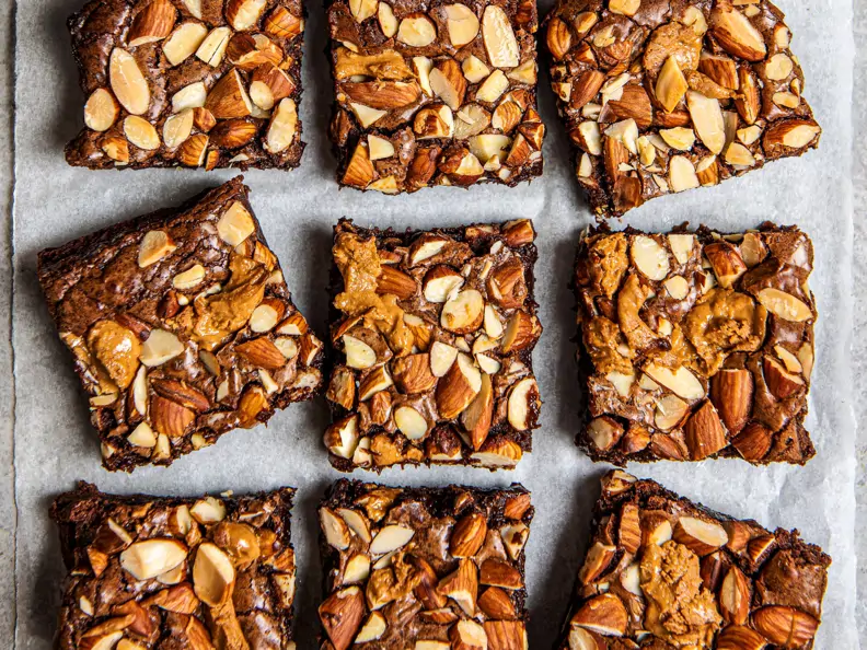 Dunkle Schokoladen-Brownies mit Nüssen