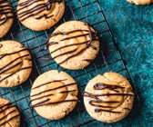 Vegane Kekse mit Cashewcreme und Schokolade