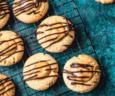 Vegane Kekse mit Cashewcreme und Schokolade