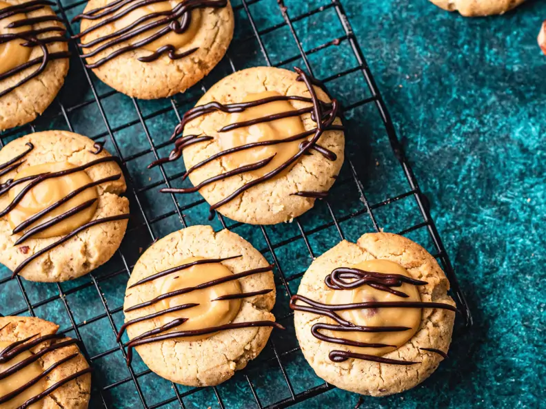 Vegane Kekse mit Cashewcreme und Schokolade