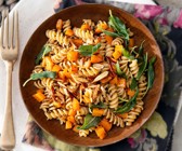 Vollkornfusilli mit Kürbis, Salbei und Mandelbutter