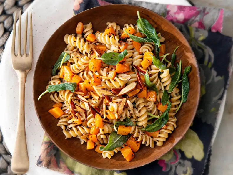 Vollkornfusilli mit Kürbis, Salbei und Mandelbutter