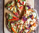 Vollkornpizza mit Avocado