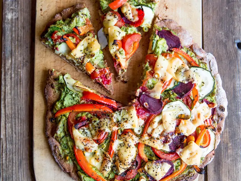 Vollkornpizza mit Avocado