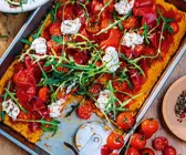 Süßkartoffelpizza mit gepfeffertem Ricotta und Bresaola
