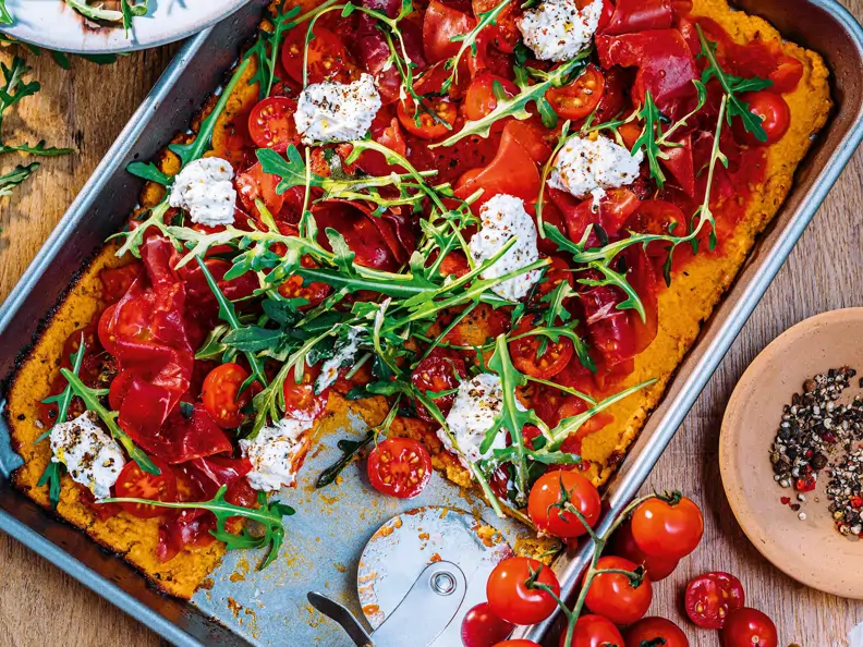 Süßkartoffelpizza mit gepfeffertem Ricotta und Bresaola