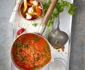 Linsen-Tomaten-Suppe mit gefüllten Peperoncini