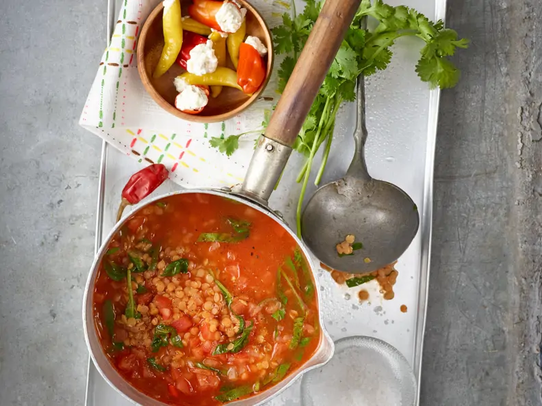Linsen-Tomaten-Suppe mit gefüllten Peperoncini