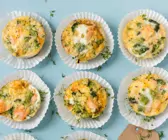 Eier-Muffins mit Lachs und Brokkoli
