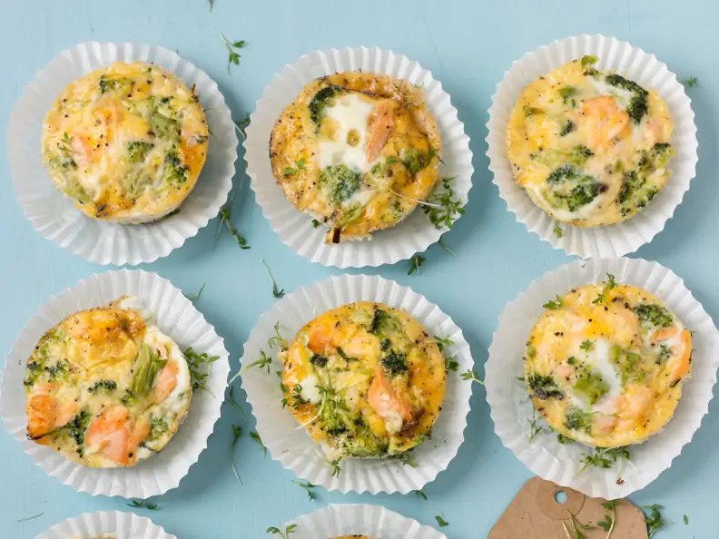 Eier-Muffins mit Lachs und Brokkoli