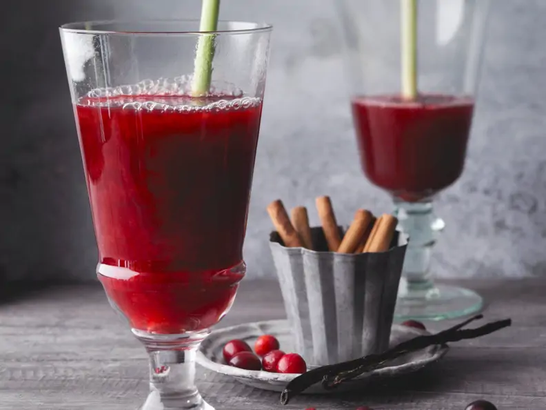 Cranberry-Punsch mit Birne und Ingwer