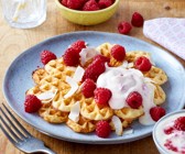 Low-Carb-Waffeln mit Himbeer-Vanille-Quark