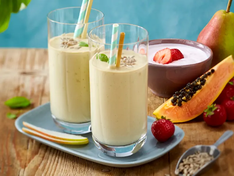 Fitness-Smoothie mit Basilikum und Papaya