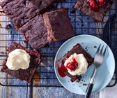 Kirsch-Brownies mit Vanille-Frosting