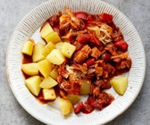 Jackfruit-Gulasch mit Sauerkraut und Kartoffeln