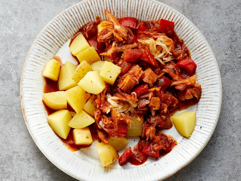 Jackfruit-Gulasch mit Sauerkraut und Kartoffeln