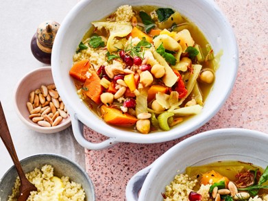 Der vegane Winter-Eintopf punktet mit vielen Vitalstoffen.