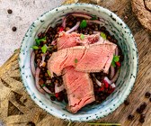 Salat mit Beluga-Linsen und Rinderfiletstreifen