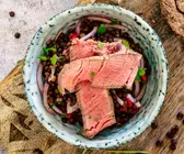 Salat mit Beluga-Linsen und Rinderfiletstreifen