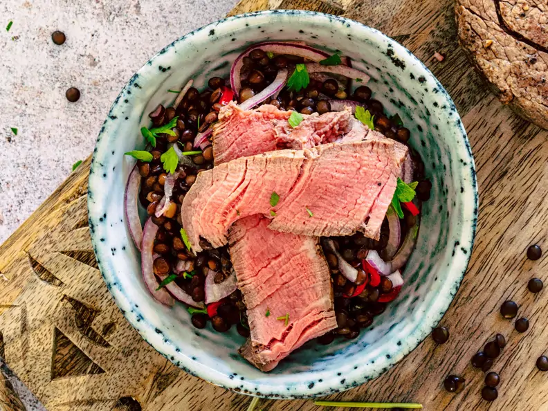 Salat mit Beluga-Linsen und Rinderfiletstreifen