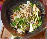 Asiatische Nudelpfanne mit Wakame, Shiitake und Pak Choi